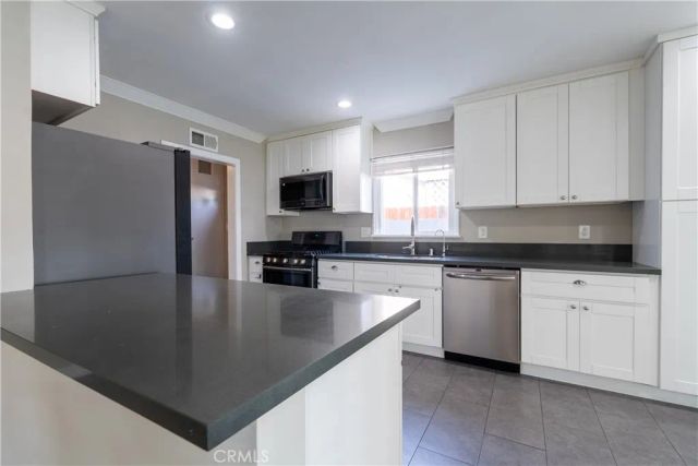 17200 Willard, Lake Balboa, CA 91406