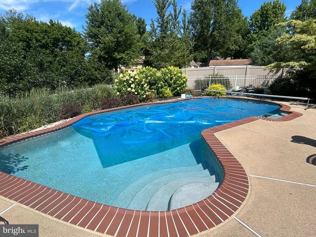 15 BLACK PINE RD, Holland, PA 18966