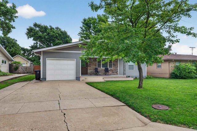 1606 Edgemoor St, El Dorado, KS 67042