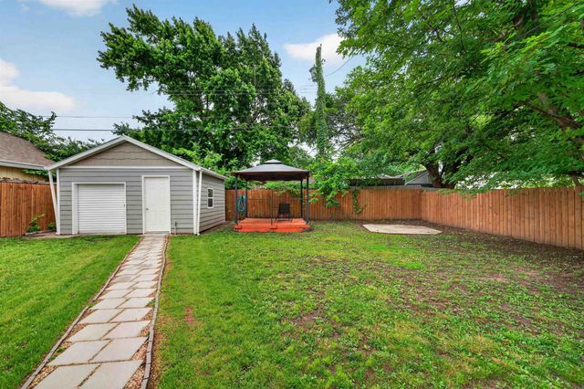 1606 Edgemoor St, El Dorado, KS 67042