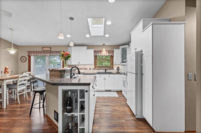 1142 Parkview Lane, Eagan, MN 55123