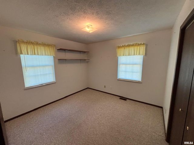 962 Red Stripe Road, Sandoval, IL 62882