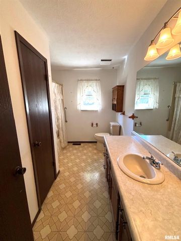 962 Red Stripe Road, Sandoval, IL 62882