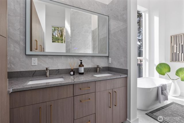 11905 89th Avenue NE, Kirkland, WA 98034