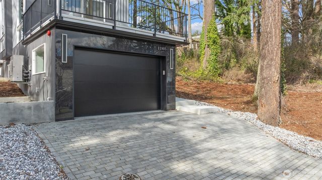 11905 89th Avenue NE, Kirkland, WA 98034