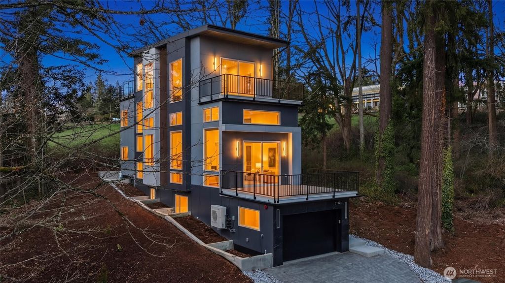 11905 89th Avenue NE, Kirkland, WA 98034