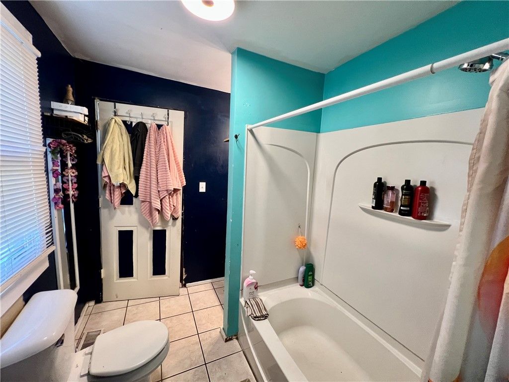 Image 12 of property listing at 1010 Cunningham Ave, New Castle, PA 16101
