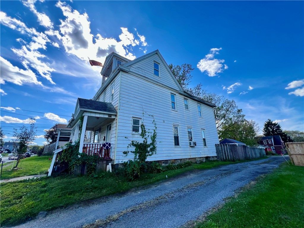 Image 2 of property listing at 1010 Cunningham Ave, New Castle, PA 16101