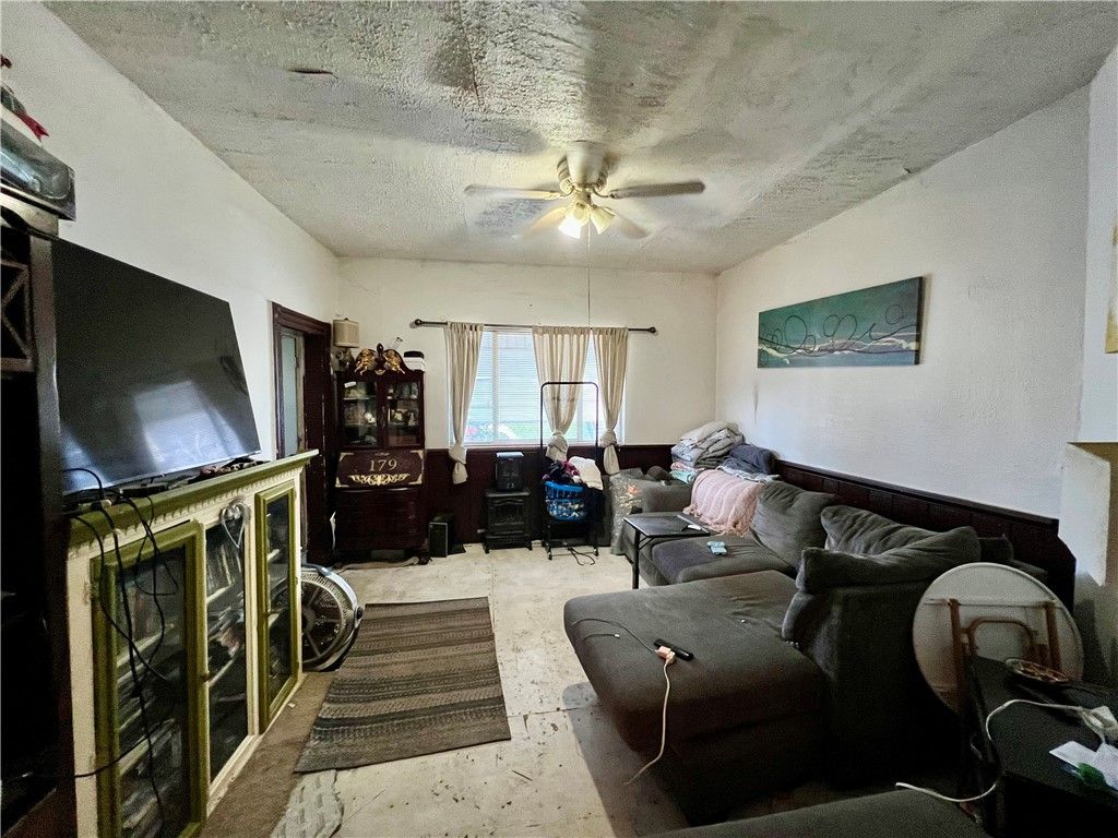 Image 3 of property listing at 1010 Cunningham Ave, New Castle, PA 16101