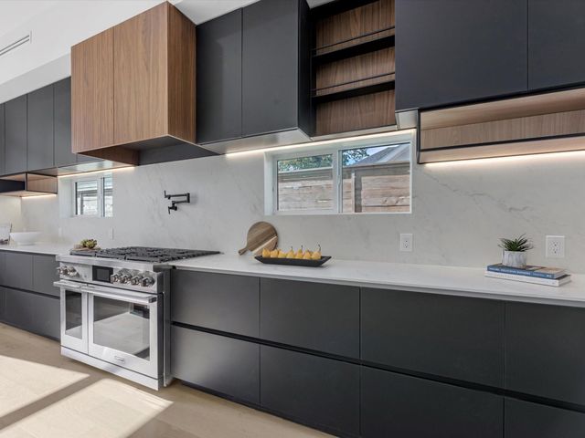 963 W 41st Street, Houston, TX 77018