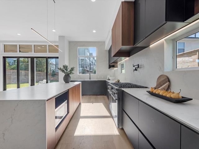 963 W 41st Street, Houston, TX 77018