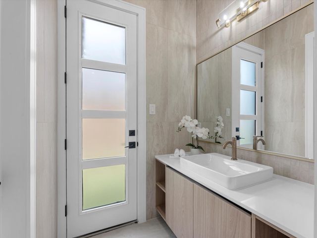 963 W 41st Street, Houston, TX 77018