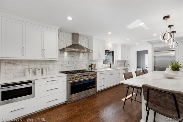 1257 Charrington Road, Bloomfield Hills, MI 48301