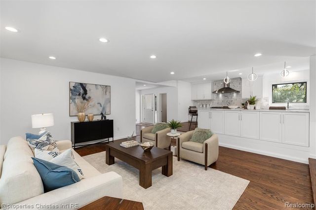 1257 Charrington Road, Bloomfield Hills, MI 48301