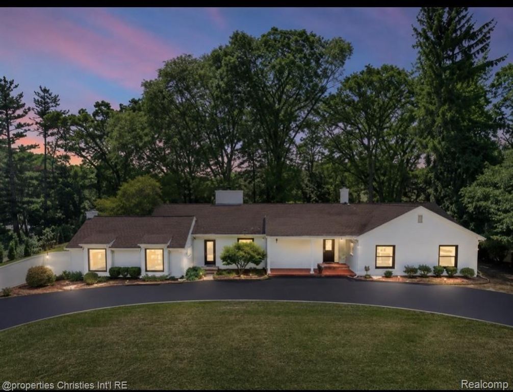 1257 Charrington Road, Bloomfield Hills, MI 48301