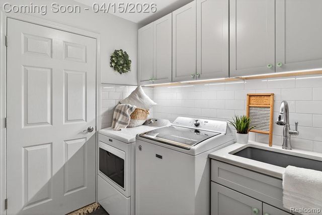 22787 Woodcreek Drive, Taylor, MI 48180
