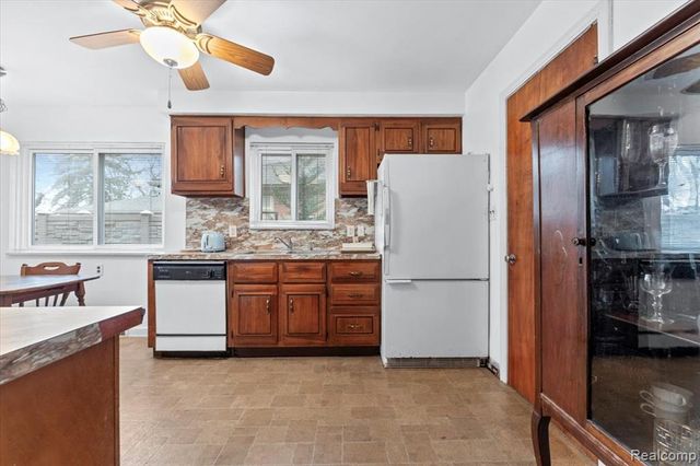 2221 Davis Street, Wyandotte, MI 48192