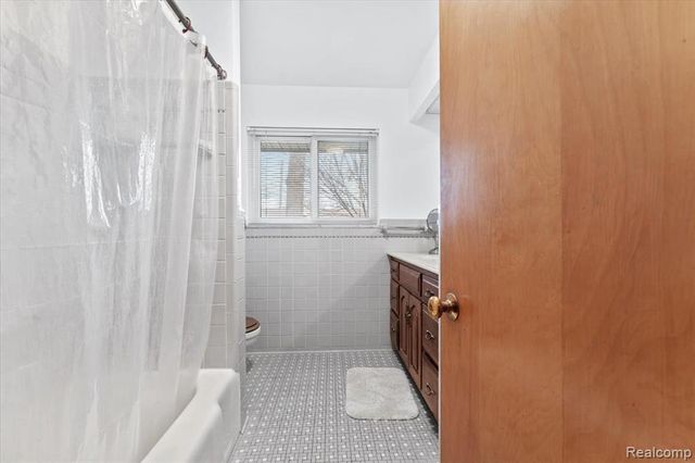 2221 Davis Street, Wyandotte, MI 48192