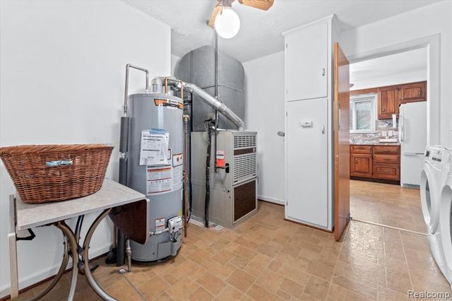 2221 Davis Street, Wyandotte, MI 48192