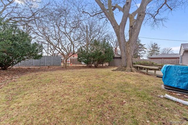 2221 Davis Street, Wyandotte, MI 48192