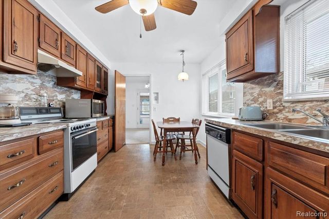 2221 Davis Street, Wyandotte, MI 48192