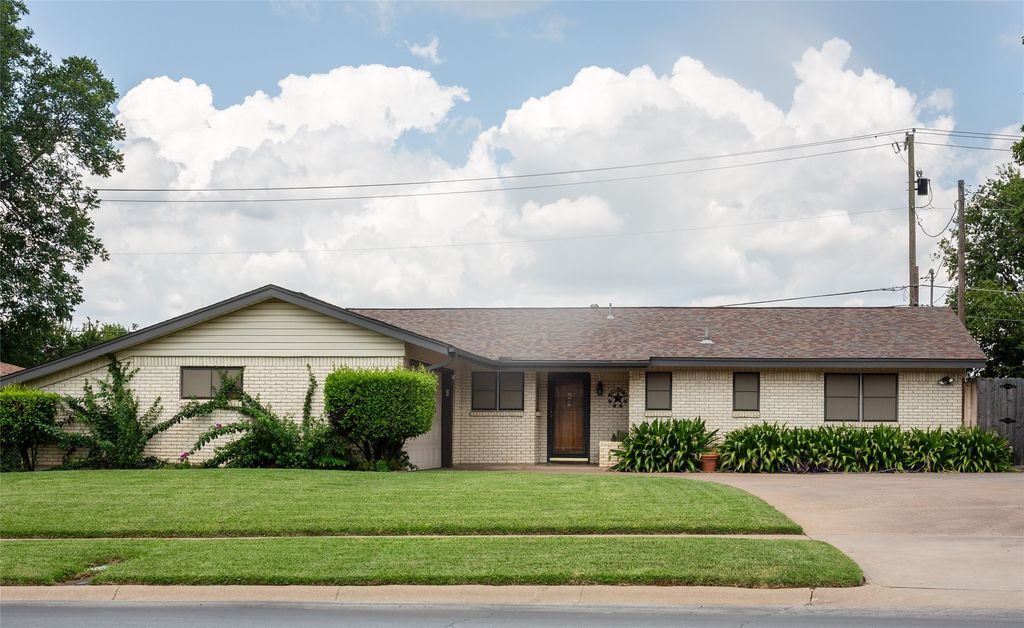 411 S Ridgeway Drive, Cleburne, TX 76033