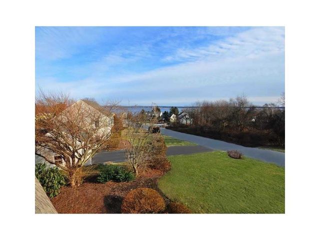 26 Peggy Lane, Portsmouth, RI 02871