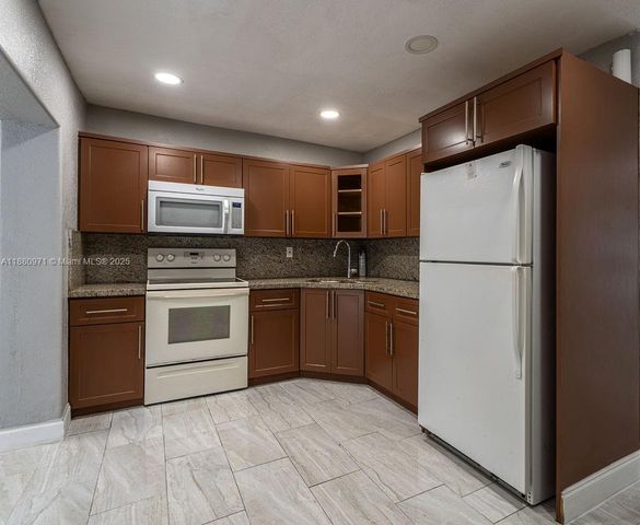 5551 SW 37th St, West Park, FL 33023