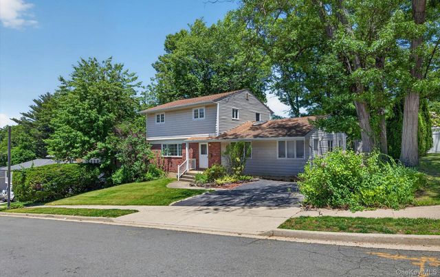 89 Beaumont Drive, Plainview, NY 11803