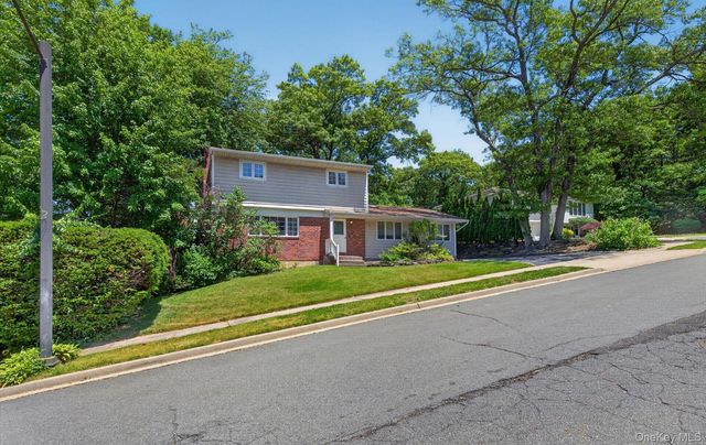 89 Beaumont Drive, Plainview, NY 11803