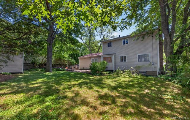 89 Beaumont Drive, Plainview, NY 11803