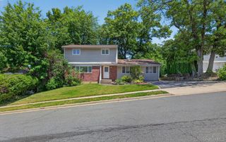 89 Beaumont Drive, Plainview, NY 11803