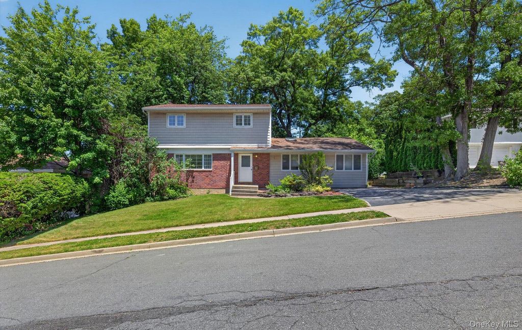 89 Beaumont Drive, Plainview, NY 11803