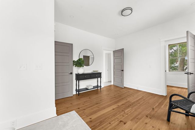 1135 King Street, Charleston, SC 29403