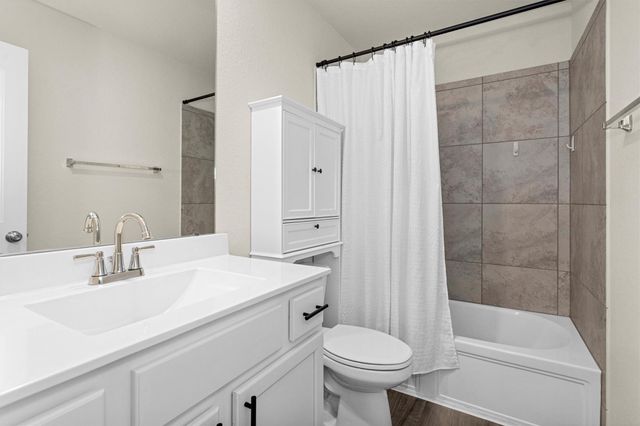 429 Branch Oak Court, La Marque, TX 77568