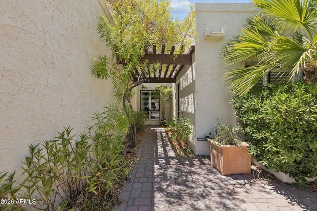 4717 E WINSTON Drive, Phoenix, AZ 85044
