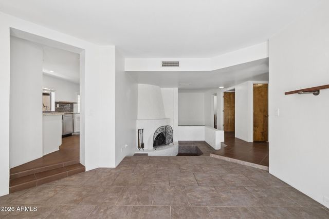 4717 E WINSTON Drive, Phoenix, AZ 85044