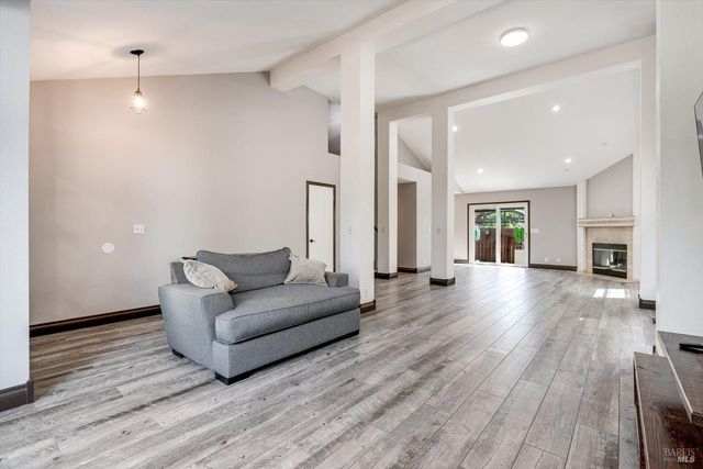 187 Wikiup Meadows Dr, Santa Rosa, CA 95403