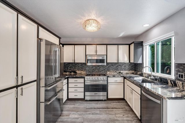 187 Wikiup Meadows Dr, Santa Rosa, CA 95403