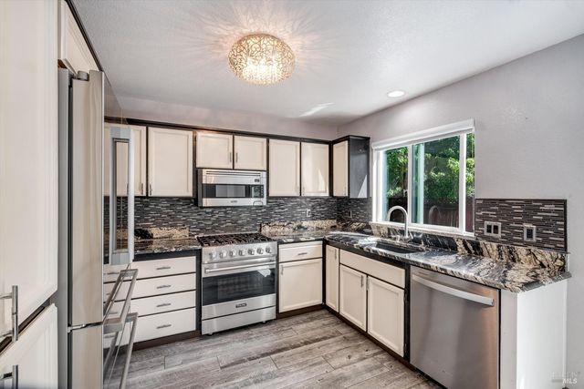 187 Wikiup Meadows Dr, Santa Rosa, CA 95403