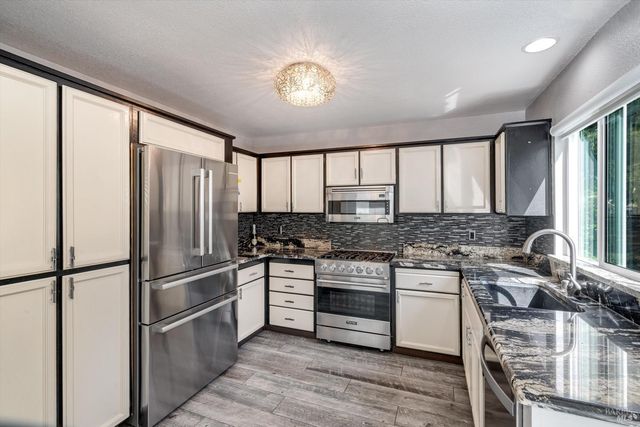 187 Wikiup Meadows Dr, Santa Rosa, CA 95403