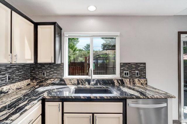 187 Wikiup Meadows Dr, Santa Rosa, CA 95403