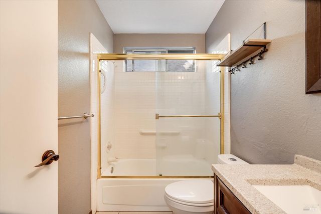 187 Wikiup Meadows Dr, Santa Rosa, CA 95403