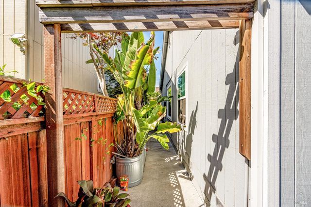 187 Wikiup Meadows Dr, Santa Rosa, CA 95403