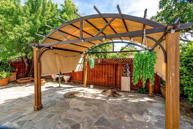 187 Wikiup Meadows Dr, Santa Rosa, CA 95403