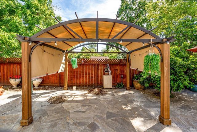 187 Wikiup Meadows Dr, Santa Rosa, CA 95403