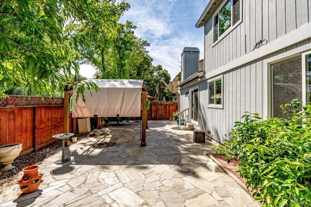 187 Wikiup Meadows Dr, Santa Rosa, CA 95403