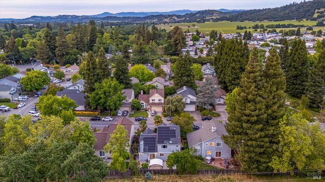 187 Wikiup Meadows Dr, Santa Rosa, CA 95403