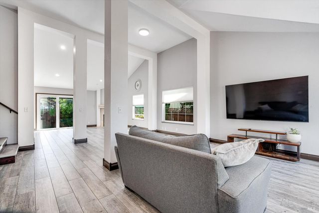 187 Wikiup Meadows Dr, Santa Rosa, CA 95403