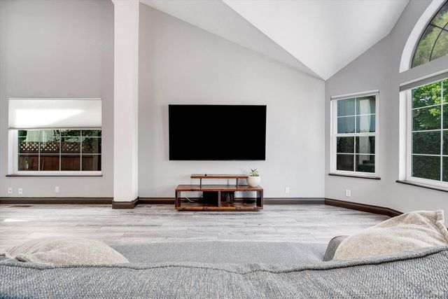 187 Wikiup Meadows Dr, Santa Rosa, CA 95403